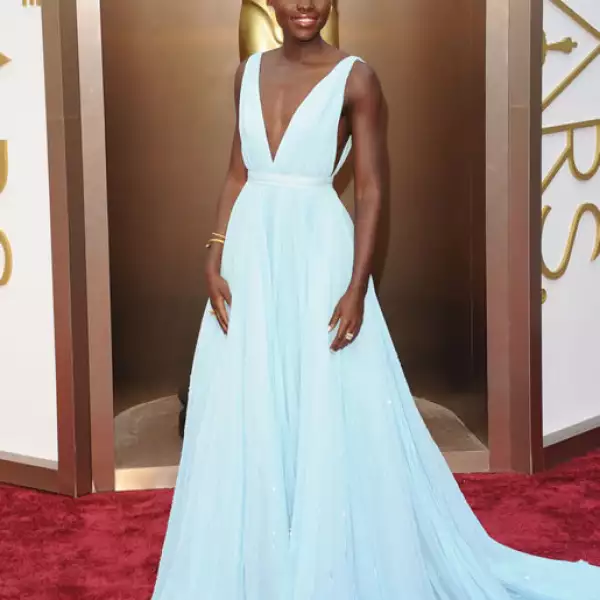 En un vestido pale blue de Prada, Lupita Nyong´o dio cátedra de estilo y elegancia la pasada entrega del Oscar 2014.
