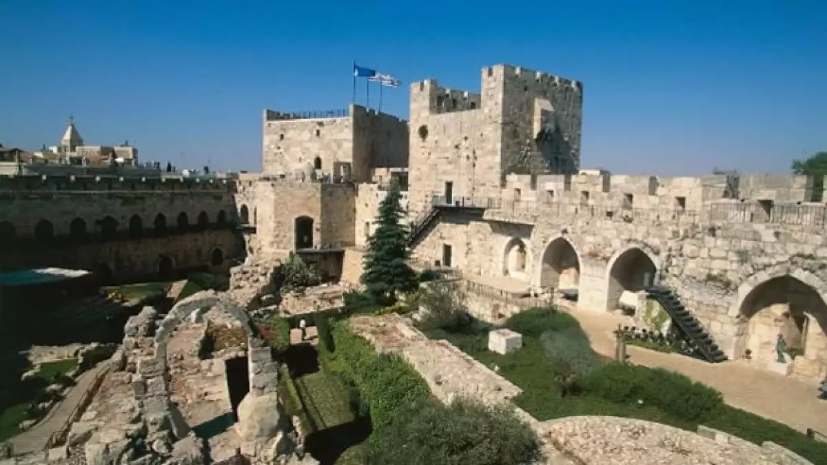 la Ciudad Vieja de Jerusalén, bajo la alta fortificación de la era Otomana, conocida como la Torre de David