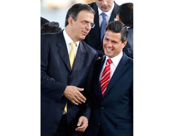 Marcelo Ebrard y Enrique Peña Nieto acudieron al quinto informe de gobierno del presidente Felipe Calderón.