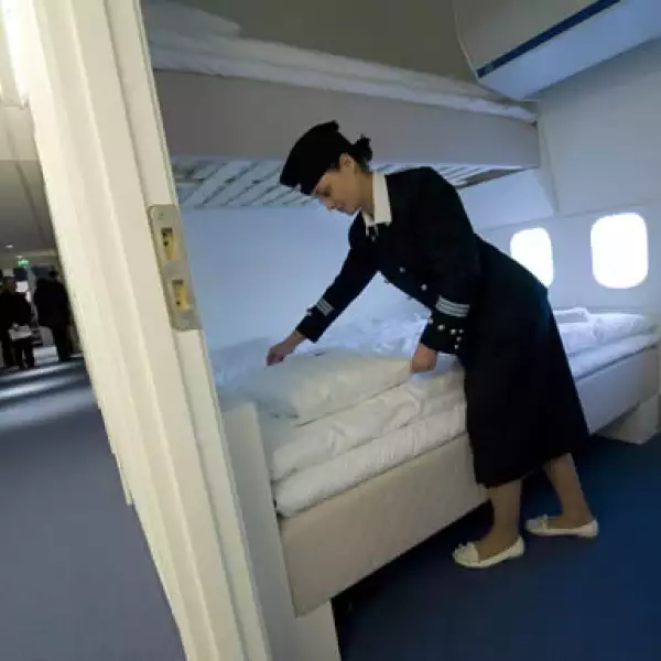 En el avión Boeing 747-200, que ya no tiene uso aéreo, hay 74 camas.