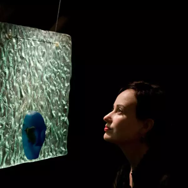 El ático del museo alberga la colección permanente de arte contemporáneo en vidrio; en la foto aparece la obra “El Telón”, elaborada por Sara Sulkin en 1996 y que es parte del acervo permanente del Museo.