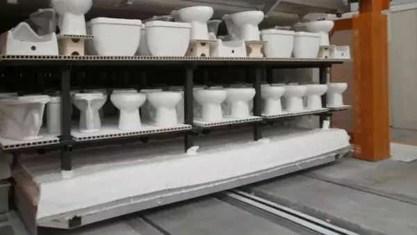 Son sometidas a un ciclo de horneado durante 17 horas, el cual consta de tres etapas: precalentamiento, cocción y enfriamiento.