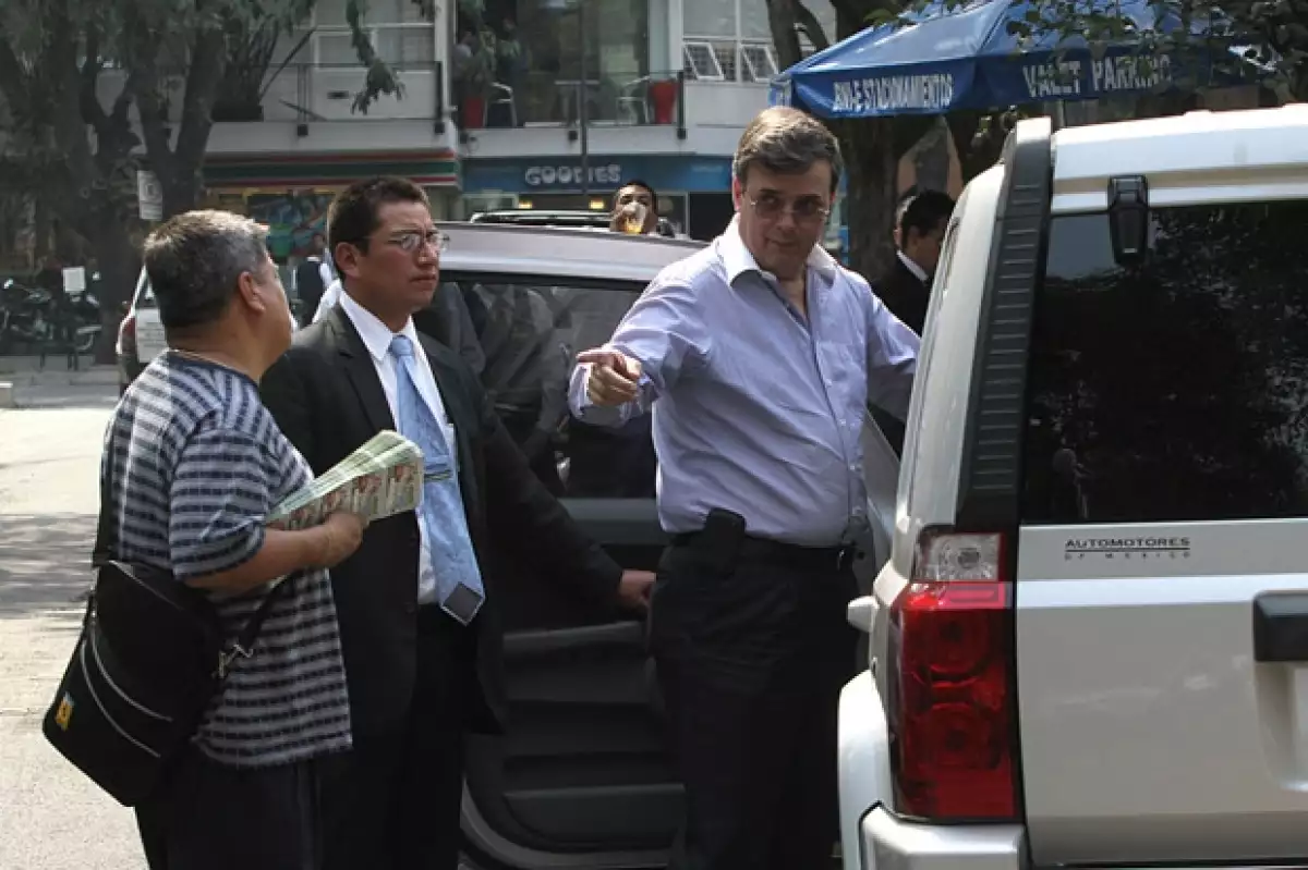 El matrimonio acudió en compañía de la hija del ex Jefe de Gobierno, Anne Nicole de 23 años, a un restaurante de dicha colonia, donde muchos vendedores les ofrecían sus productos.