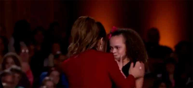 La cantante abrazó a una pequeña tras su gran desempeño con una coreografía, haciendo que ésta se pusiera nerviosa y vomitara sobre ella.