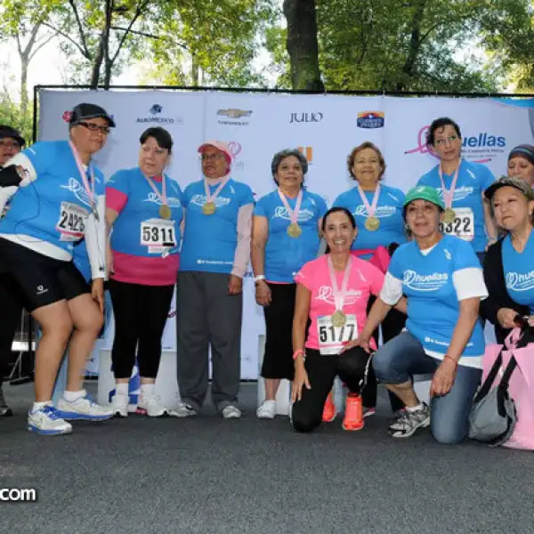 Sra. Bertha Aguilar con sobrevivientes de cáncer