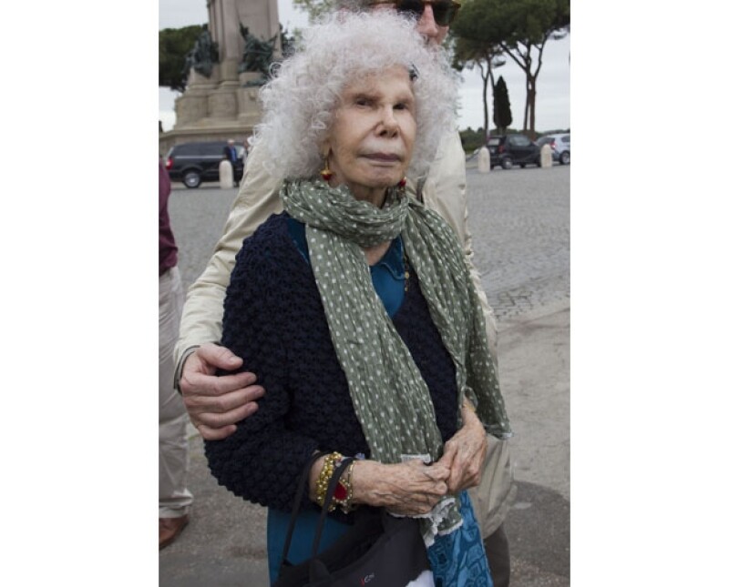 La duquesa de alba, quien recientemente volvió a casarse no ha hablado al respecto de la situación legal de su hijo.