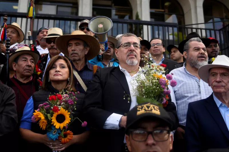 El presidente electo de Guatemala, Bernardo Arevalo, sostiene flores durante una protesta en apoyo de la democracia y para exigir una transición democrática pacífica del poder, en la Ciudad de Guatemala, Guatemala, el 7 de diciembre de 2023.