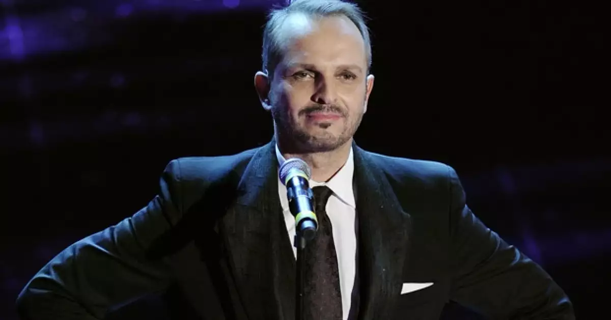 Un periodista se bajó los pantalones frente al cantante español para llamar su atención mientras éste presentaba su disco Cardio; el español se molestó tanto que lo llamó `cerdo´.