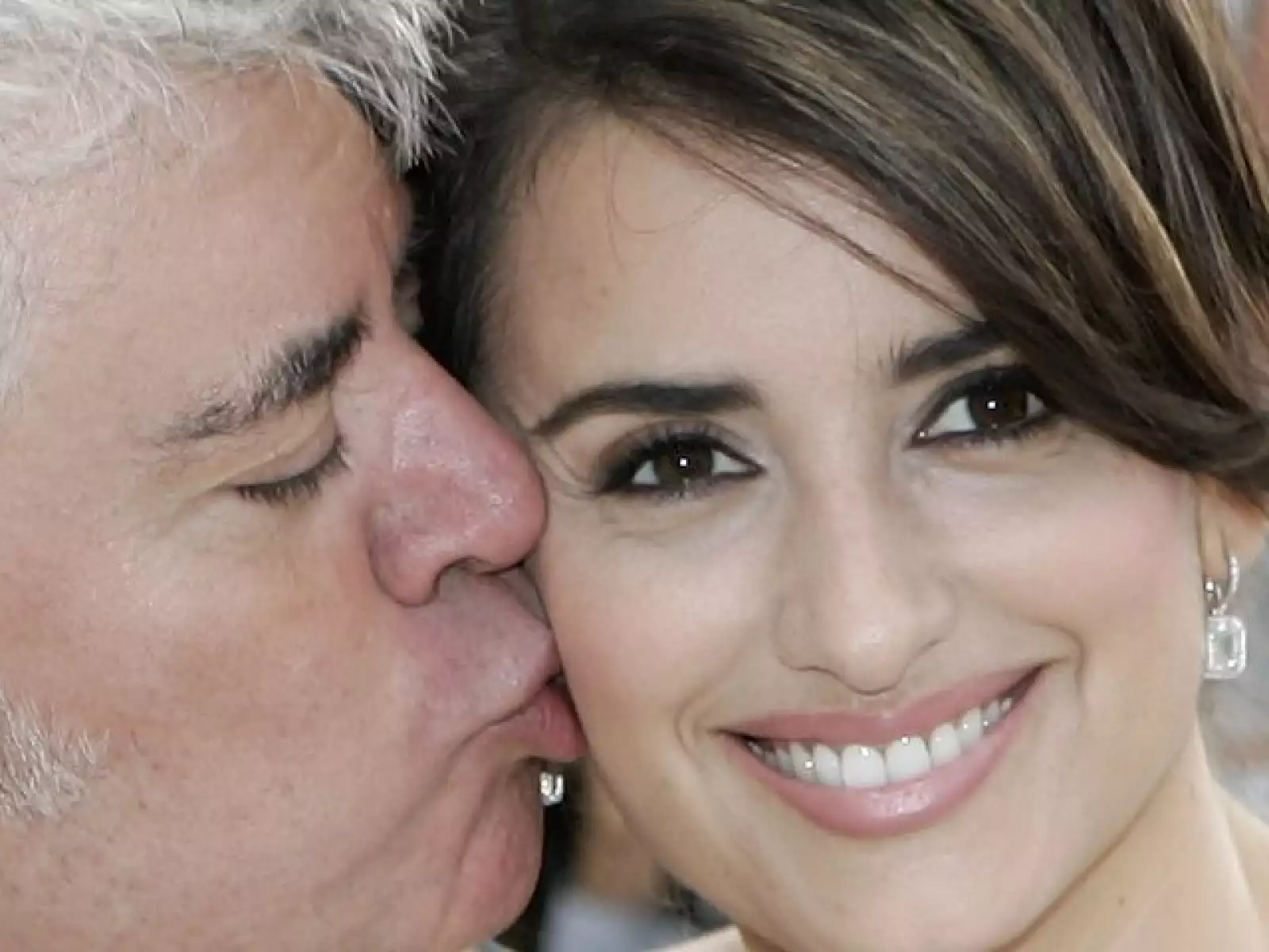 LA MUSA. El director español Pedro Almodovar presentó su última cinta, Abrazos rotos, acompañado de su actriz favorita, Penélope Cruz. Aquí también hay amor.