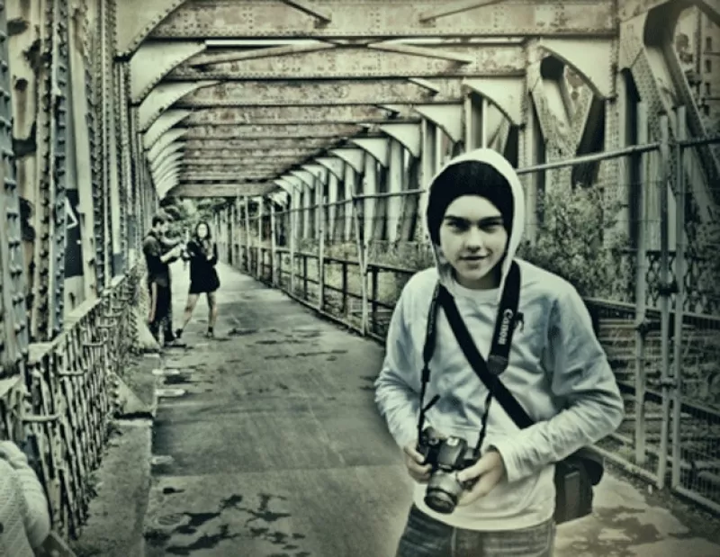 El adolescente y su famosa mamá se encuentran disfrutando del verano juntos en un viaje por el Viejo Continente.