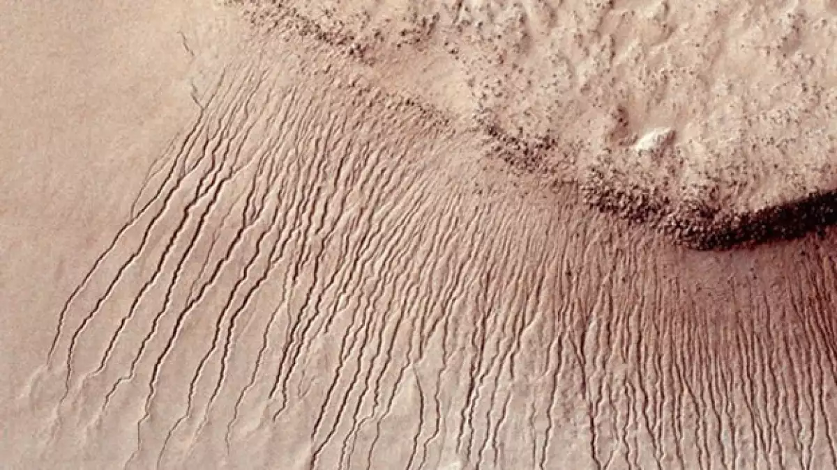 imagene de Marte que muestran flujos de agua líquida
