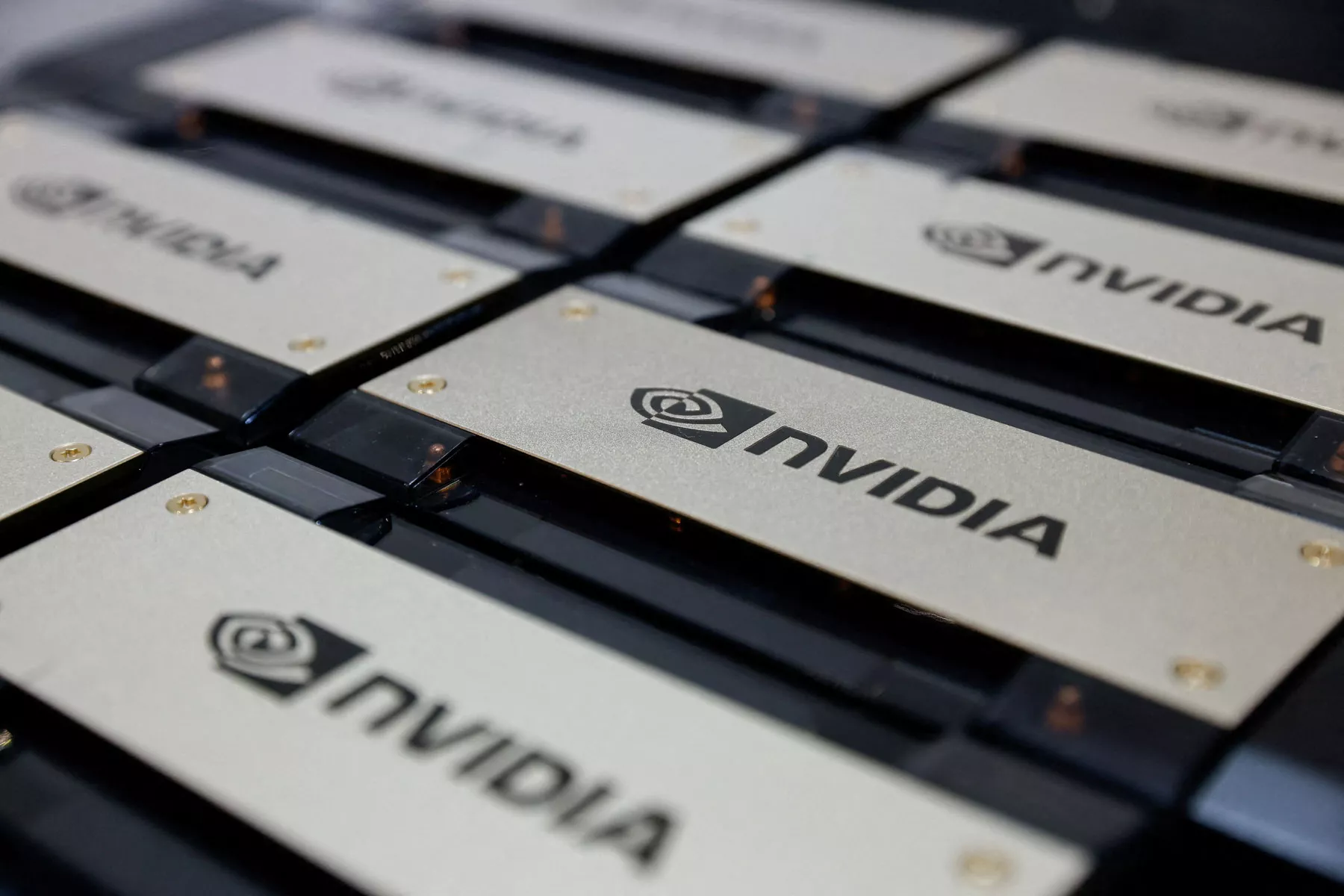 Intel presenta nuevo chip de IA y las acciones de Nvidia caen