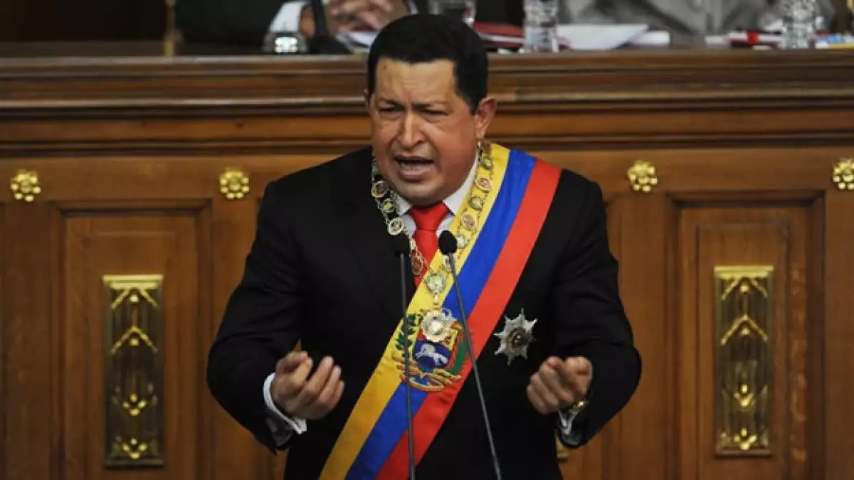 hugo chavez con banda presidencial