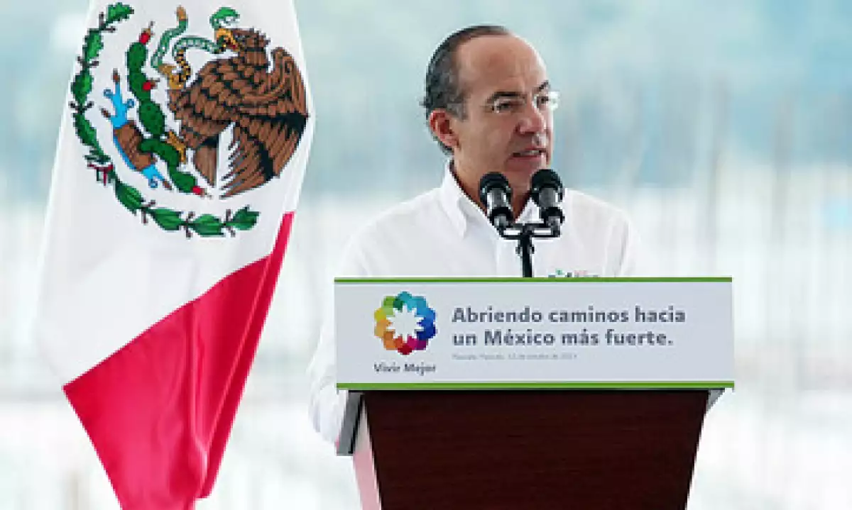 El presidente Felipe Calderón firmó el decretó de apoyo a las maquiladoras, acompañado por el secretario de Economía Bruno Ferrari. (Foto: Cortesía Presidencia de la República).