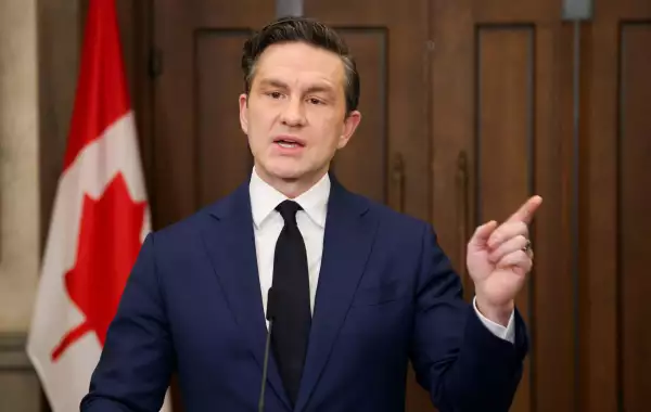 El líder del Partido Conservador de Canadá, Pierre Poilievre, habla en una conferencia de prensa después de la renuncia de la viceprimera ministra y ministra de Finanzas de Canadá, Chrystia Freeland, en Parliament Hill en Ottawa, Ontario, Canadá, el 16 de diciembre de 2024.