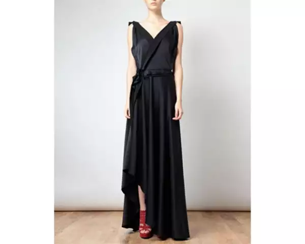 Así luce el vestido original curzado por el frente.