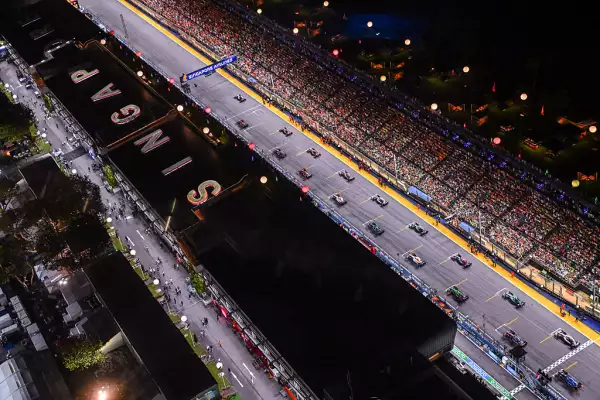 foto de los autos de la F1 en la parrilla de salida del gran premio de singapur 2025