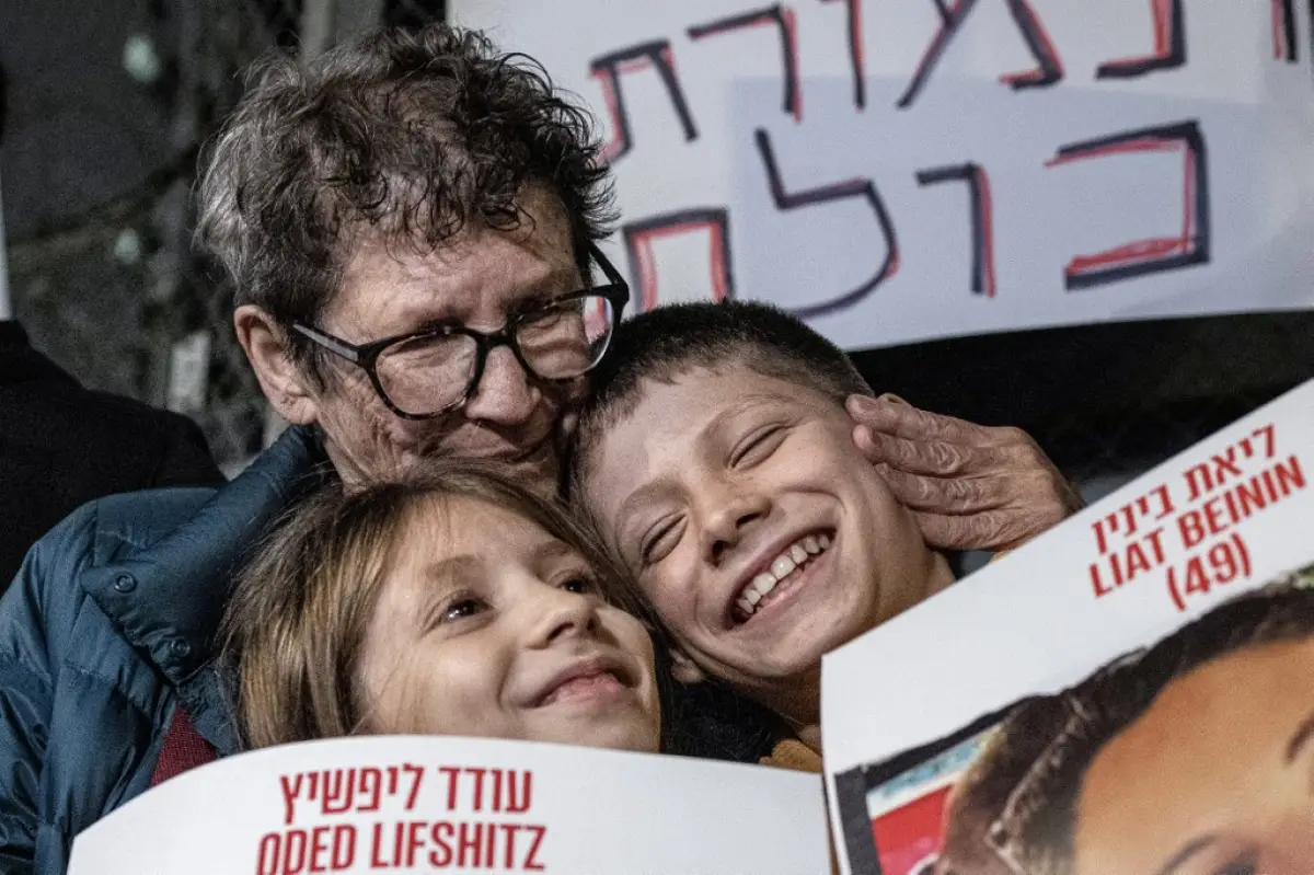El rehén israelí liberado Yocheved Lifshitz (L), de 85 años, participa en una protesta con miembros de su familia fuera del Ministerio de Defensa en Tel Aviv el 28 de noviembre de 2023.