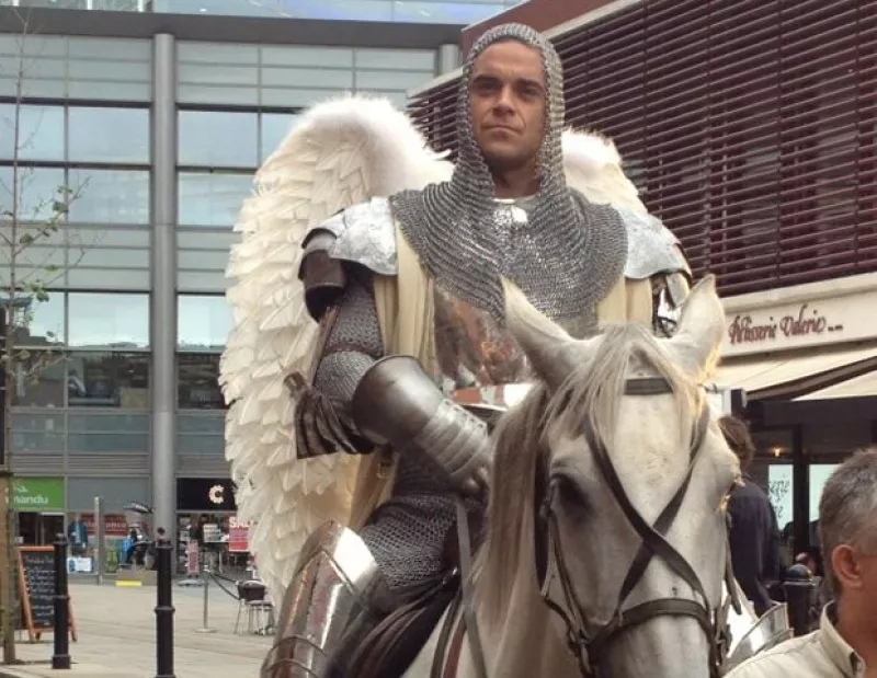 El cantante británico, compartió a través de Twitter unas fotografías en las que luce su músculos, además de aparecer caracterizado como un caballero medieval.