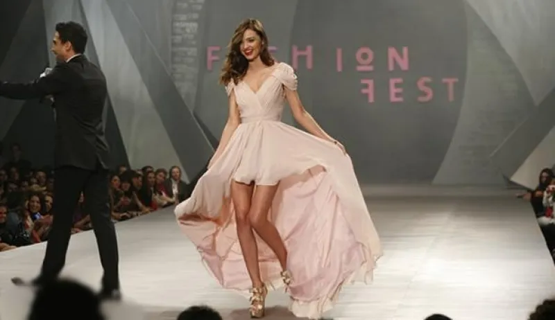 Ayer se llevó a cabo el desfile de moda organizado por Liverpool, en donde pudimos ver lo que viene para la época de frío. La estrella de la noche fue la modelo Miranda Kerr.
