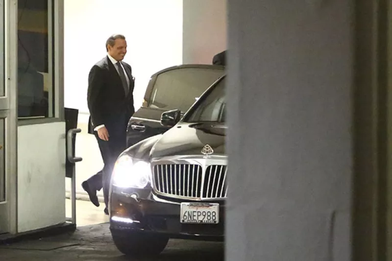 Tras varios meses de no verse en público, el intérprete fue captado saliendo de un restaurante en Beverly Hills con la mujer que besó durante sus conciertos del año pasado en México.