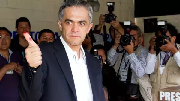 Miguel Ángel Mancera, candidato del Movimiento Progresista votó esta mañana a las 10.05 pm en la casilla ubicada en el número 1795 de la calle Martín Hernández, delegación Benito Juárez, Ciudad de México.