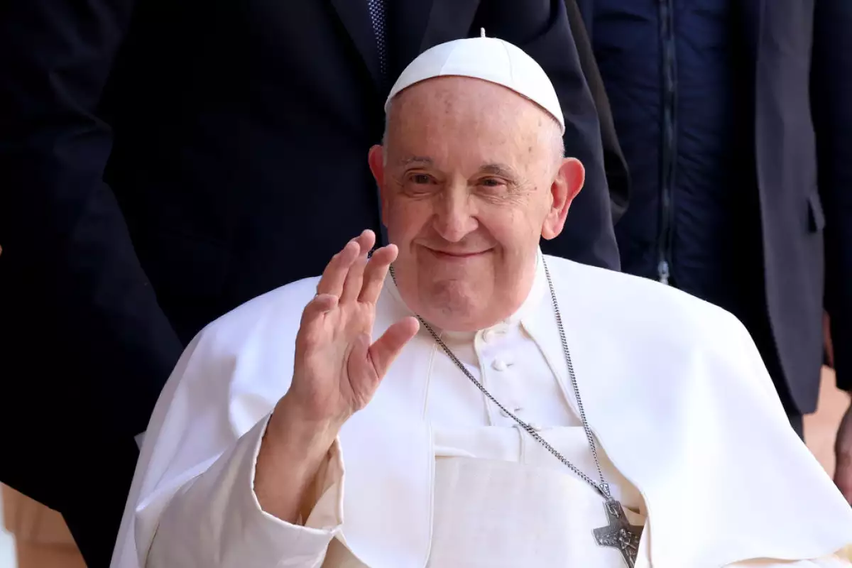 El papa Francisco continúa fisioterapia respiratoria
