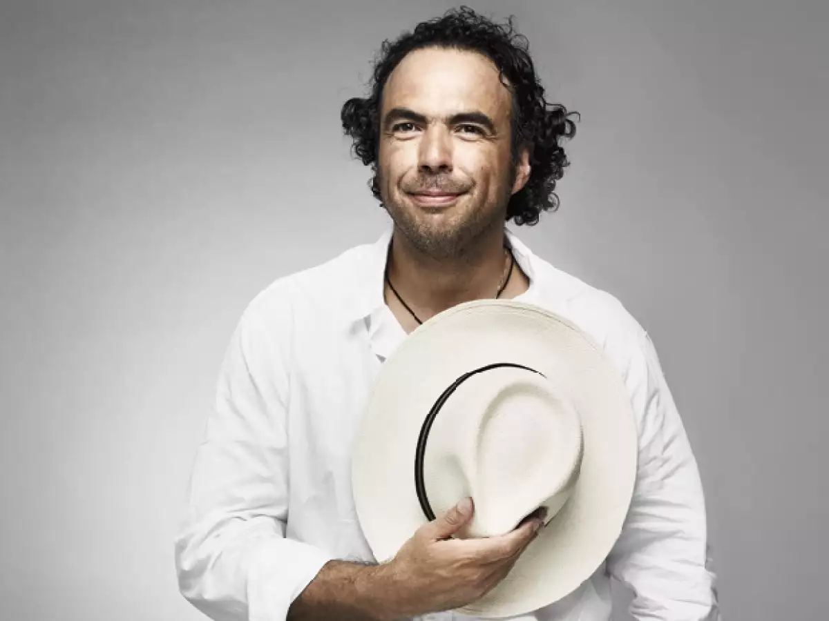 Alejandro es un obsesivo exitoso, tiene especial pasión por publicidad y la música, sin embargo, su gran ambición fue hacer cine.