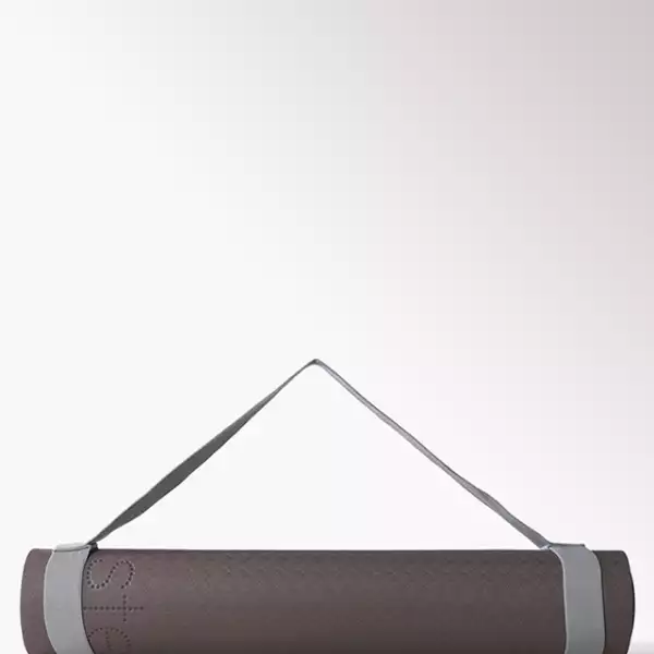 ¿Fan de hacer yoga? Este mat de Adidas by Stella McCartney con prácticas asas de mano y un discreto estampado, es el regalo ideal. 1,699 pesos. adidas.mx