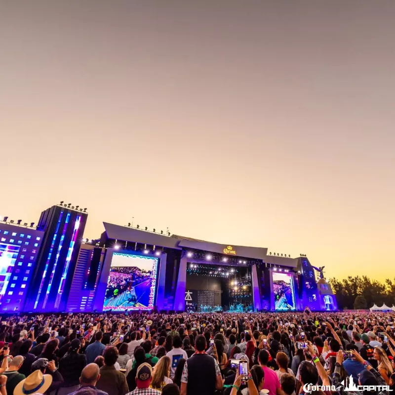 Foto del escenario principal del Corona Capital lleno de fans.