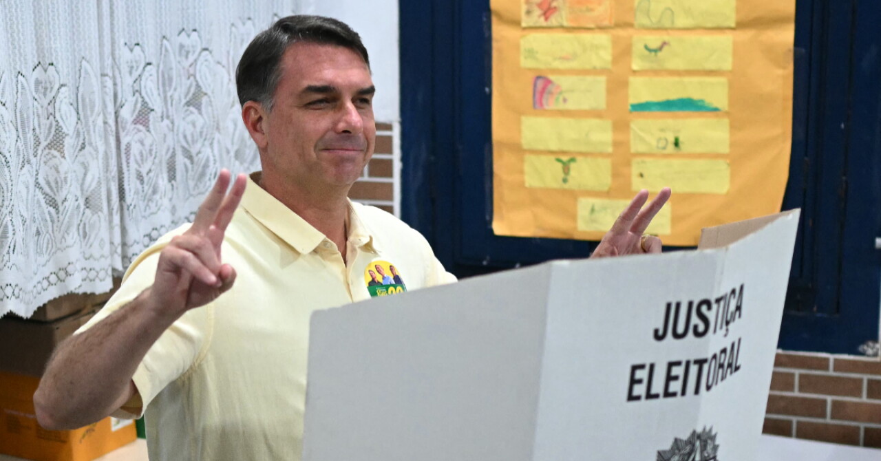 ¿Quién es Flávio Bolsonaro, el derechista que ganó la primera vuelta y va por la presidencia ante Lula da Silva?