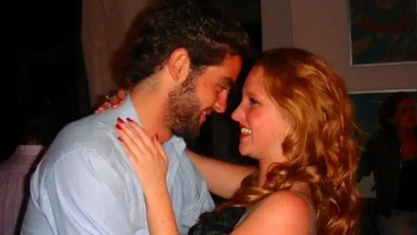 Camila tiene 24 años y Manuel 22.