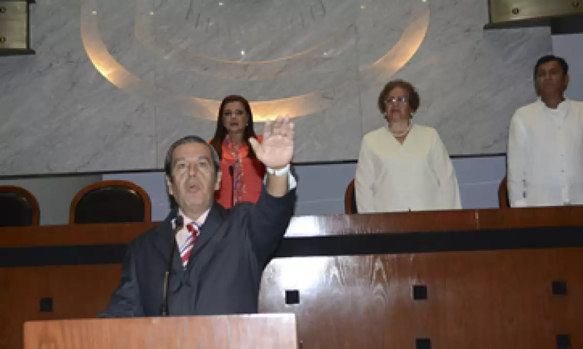 Este domingo Rogelio Ortega rindió protesta como gobernador interino en sesión solemne del Congreso estatal. (Foto: Cuartoscuro )