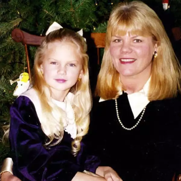 La elegancia ante todo, ella es Taylor Swift con su mamá.