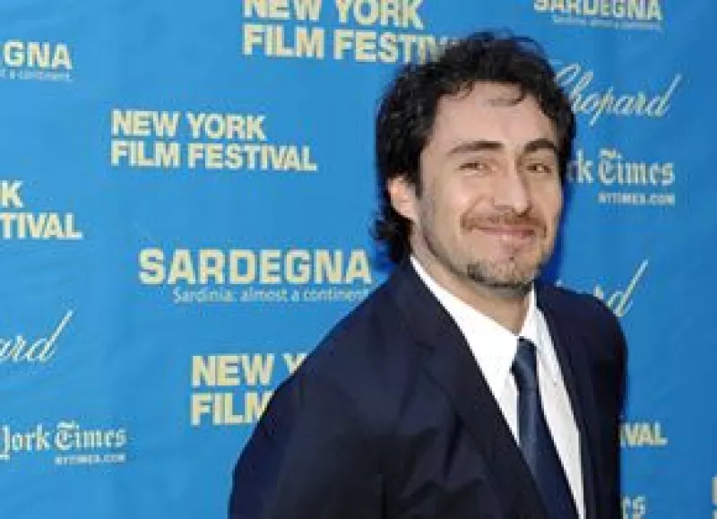 "Nadando con tiburones", dirigida por Claudio Carrera, lo verá volver a los escenarios.