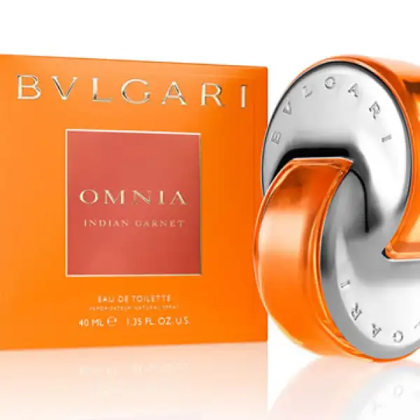 La mujer divertida le encantarán las notas cítricas del Omnia Indian Garnet de Bulgari.