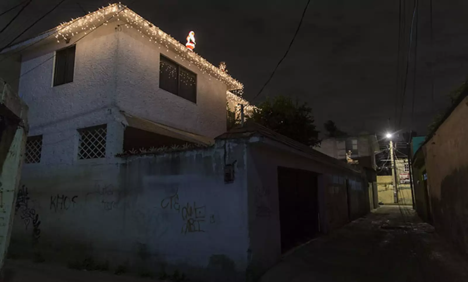 Algunos vecinos de Xochimilco comentaron que las decoraciones en las casas han bajado, hasta en un 30%, principalmente por los altos costos de luz que representa.