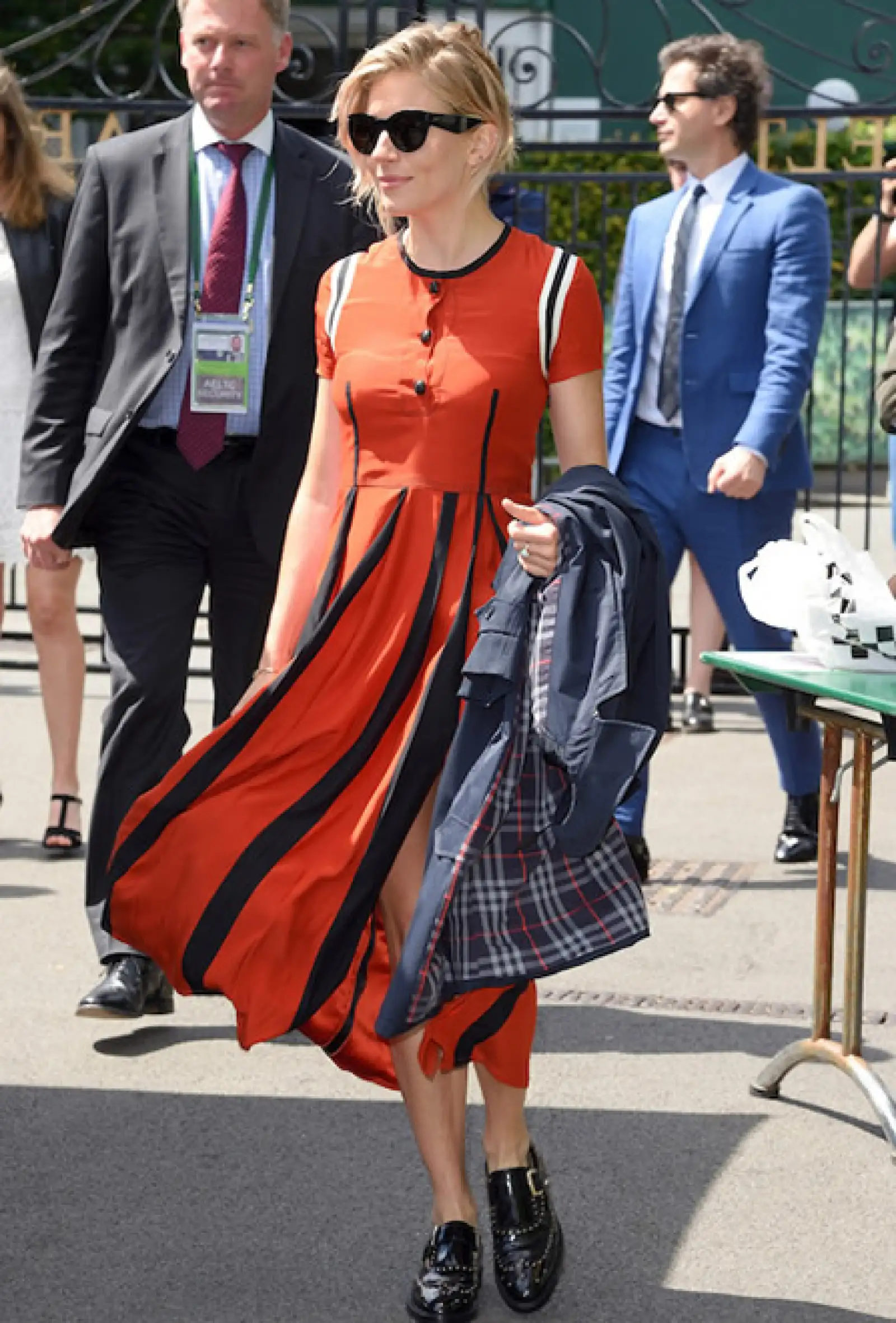 La actriz usó un vestido de Burberry para su asistencia a Wimbledon.