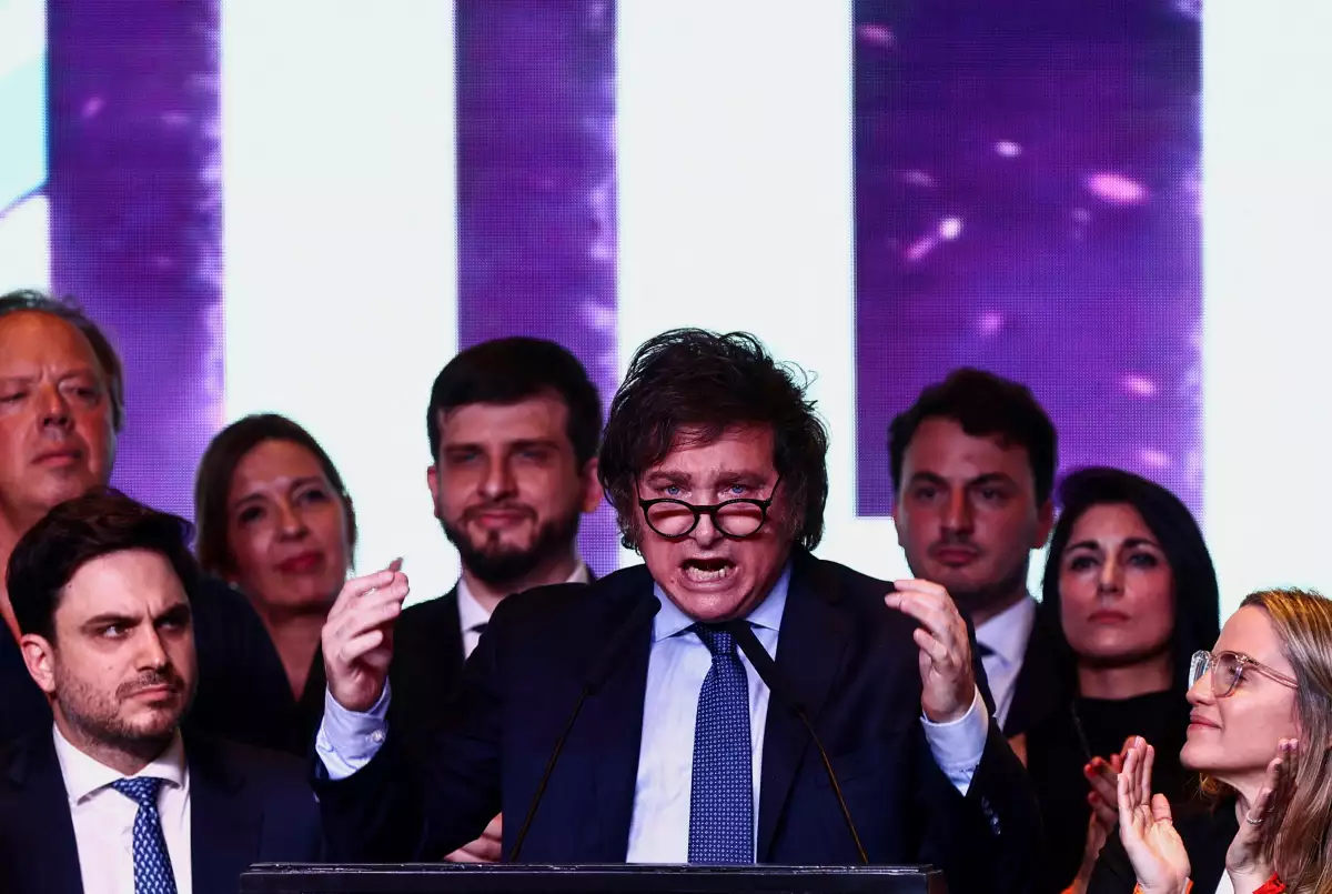 El candidato presidencial de Argentina, Javier Milei, se dirige a sus partidarios mientras reacciona a los resultados de las elecciones presidenciales, en Buenos Aires, Argentina, el 22 de octubre de 2023.