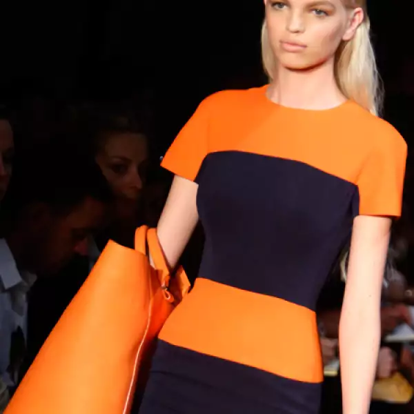 Cortes geométricos y tejidos ligeros definieron la colección de la inglesa Victoria Beckham.