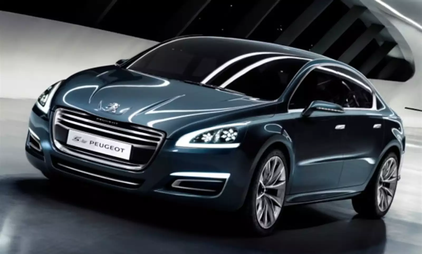 Este modelo representa las ambiciones de Peugeot en el segmento de las grandes marcas europeas. Líneas puras y elegantes se armonizan con sutiles detalles tecnológicos para dar al conjunto un diseño exclusivo.