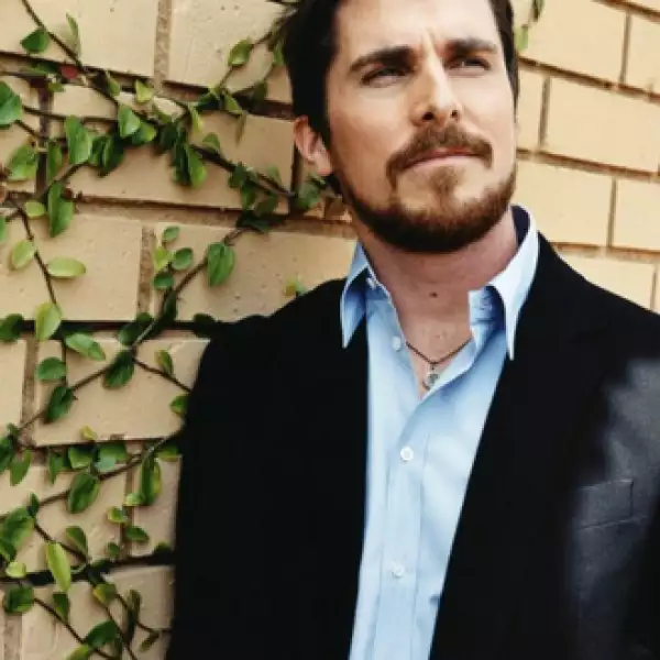 Christian Bale. Recientemente ganó el Oscar como Mejor Actor de Reparto por su papel en `The Fighter´, sin embargo hace unos años se vio envuelto en un problema de violencia doméstica, cuando su mamá y hermano lo acusaron ante la policía. Además también fue grabado durante una filmación en el momento en que insultaba a un trabajador de la producción.