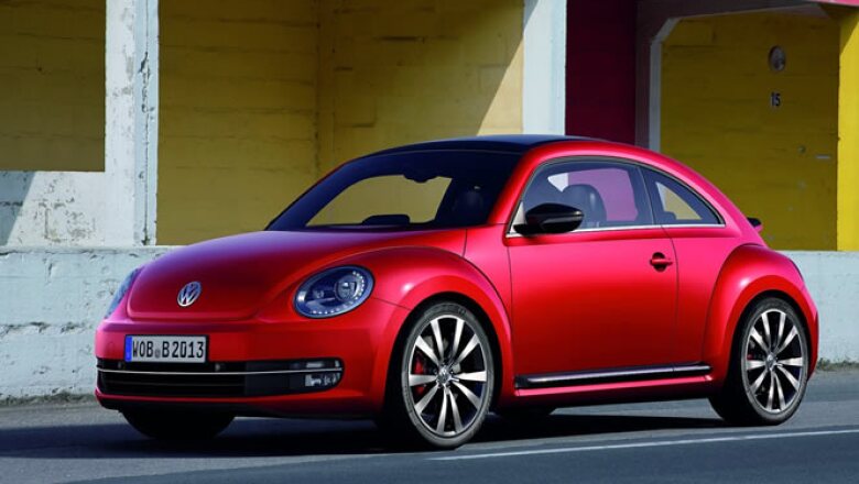 La automotriz alemana Volkswagen rediseñó el icónico Beetle, 13 años después de su introducción al mercado y lo presentó por primera vez en al AutoShow de Shanghai.