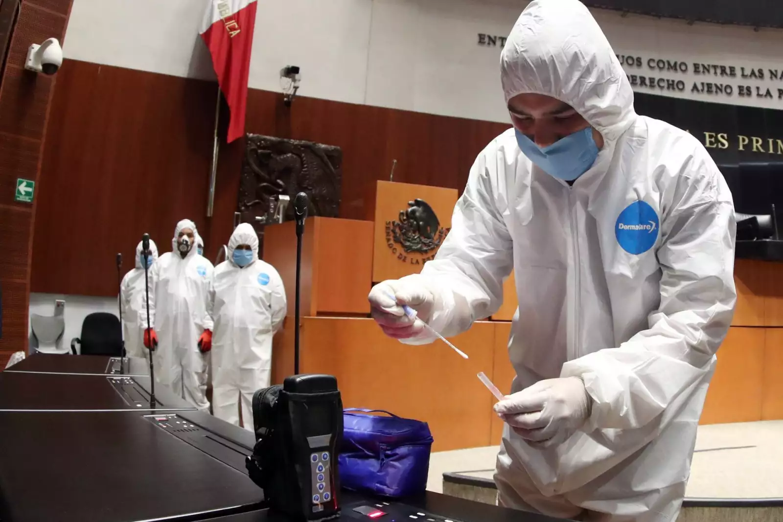 Trabajadores especializados realizaron un proceso de sanitización en el salón de plenos del Senado de la República