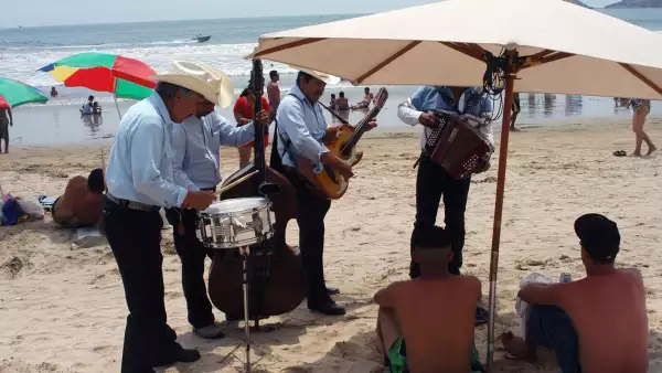 Empresarios piden prohibir la banda en la playa de Mazatlán