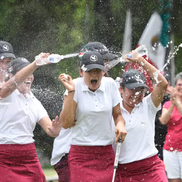 Equipo Rojo Celebrando.jpg