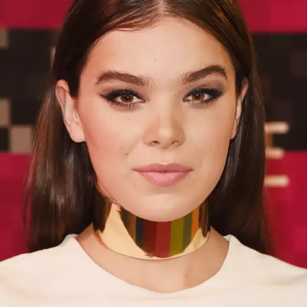 Hailee Steinfeld: El remarcado cat eye hizo que todo su look se viera perfecto.