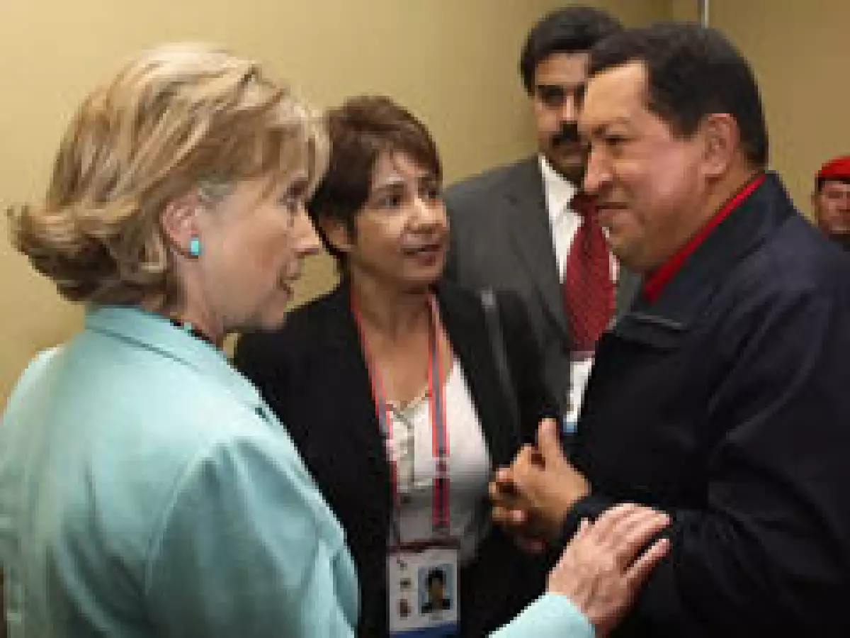 Hillary Clinton y Hugo Chávez hablaron en la cumbre sobre el tema de los embajadores. (Foto: Reuters)