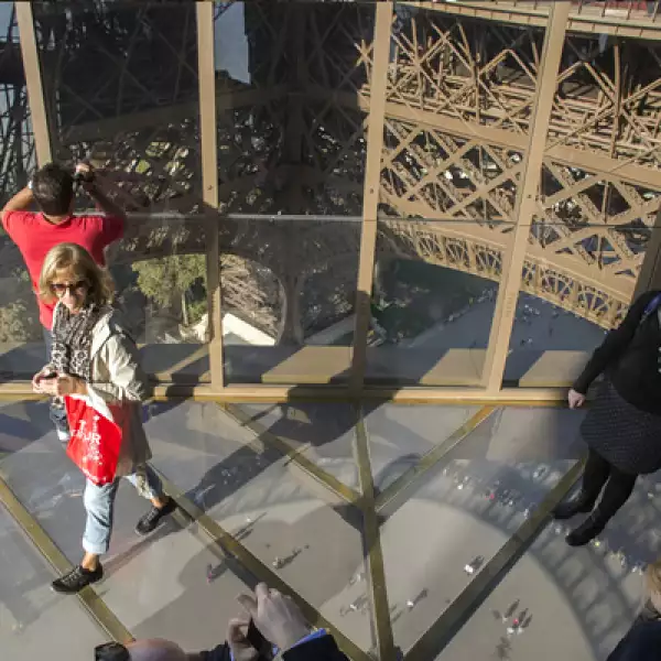 Además del suelo de vidrio se reconstruyeron los espacios de recepción del publico.