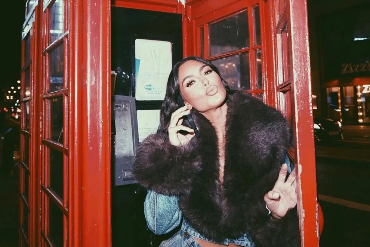 Kim Kardashian frente a un phone booth 